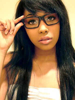 Neat mulatto cutie posing in hot pictures