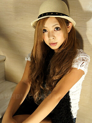 Lovely gal Japanese Kanon loves to show off