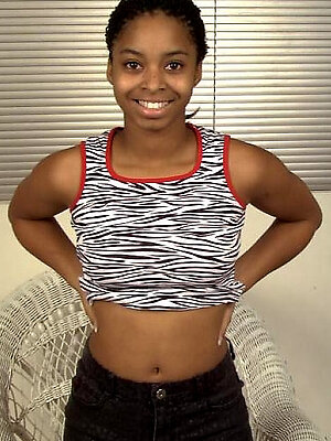 Sexy black teen girl show his pretty tits